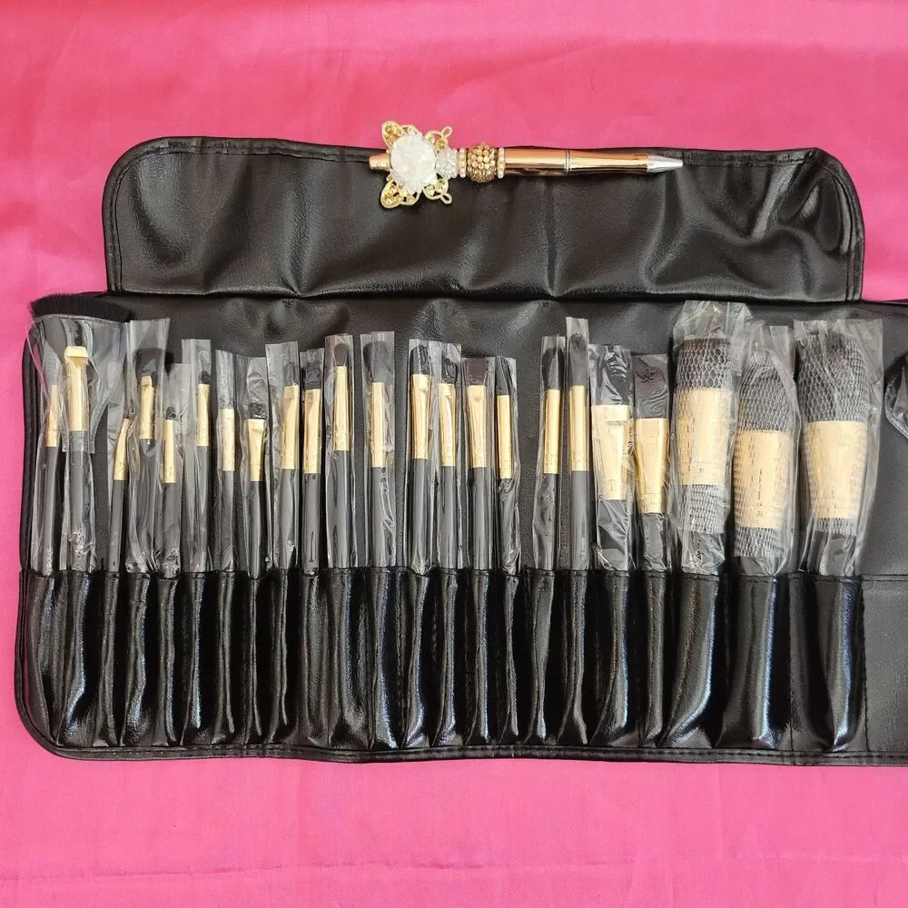 New B.B.W. Cosmetics 24 Piece Makeup Brush Set Travel Carrying Case Black/Gold